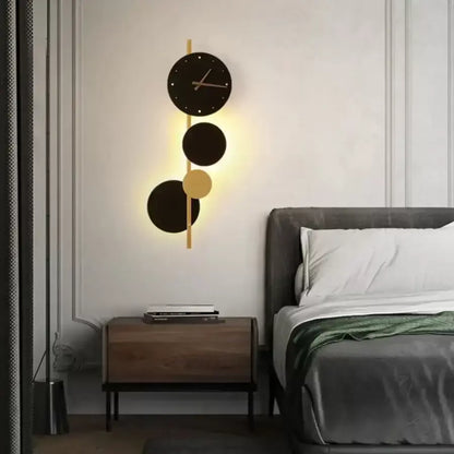 Bryson LED Φωτιστικό τοίχου 18W Μαύρο Χρυσό Ενσωματωμένο ρολόι Φώτα τοίχου εξωτερικού χώρου Προεπιλεγμένος τίτλος Alessandro Design